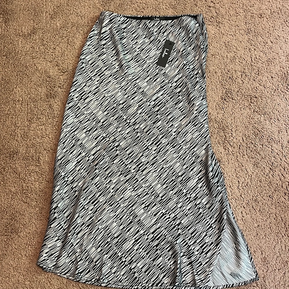 Lulu’s Black Midi Skirt with side slit Size Large